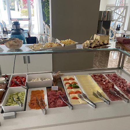Hotel Croce Di Malta Lignano Sabbiadoro Bagian luar foto