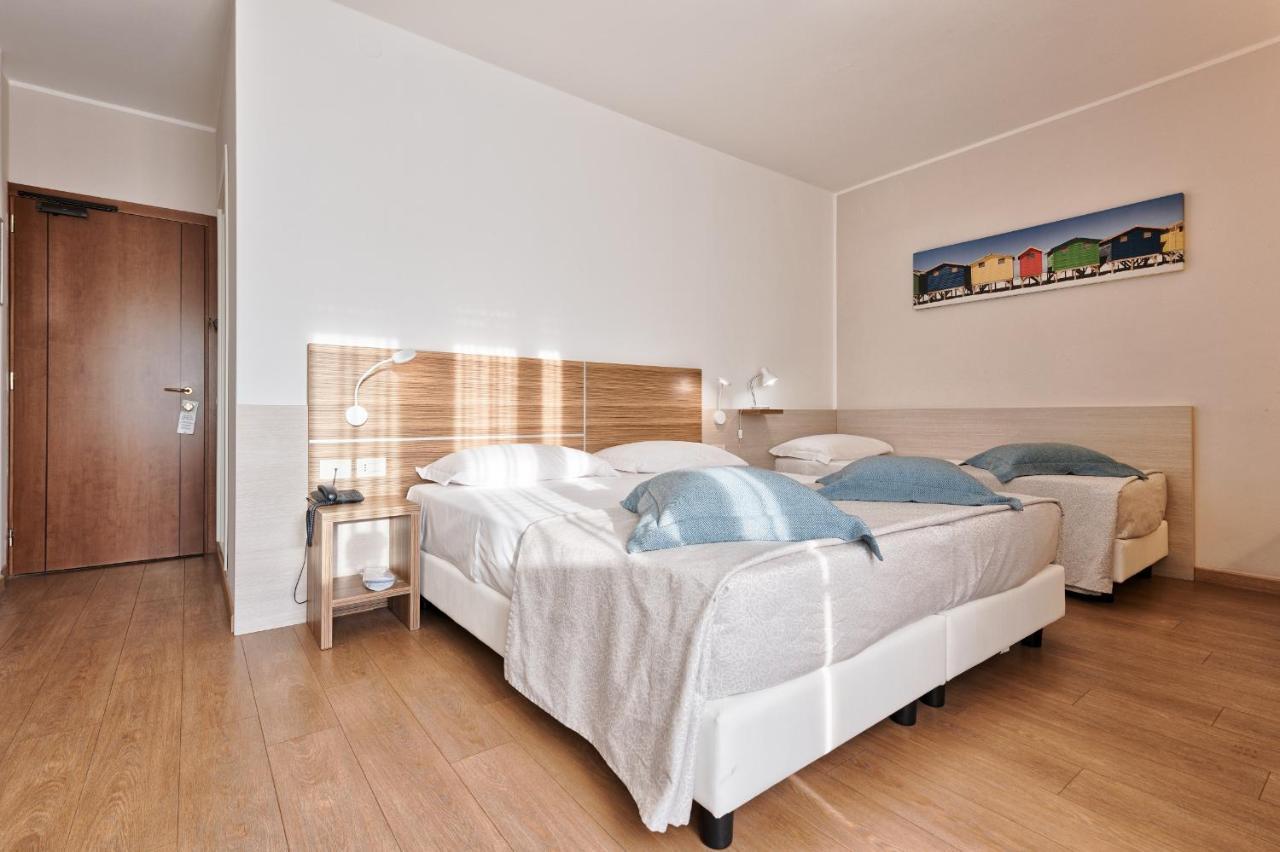 Hotel Croce Di Malta Lignano Sabbiadoro Bagian luar foto