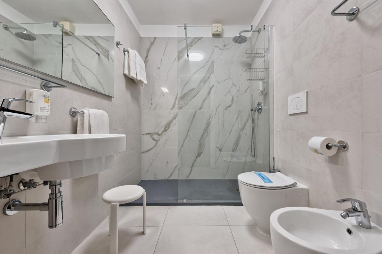 Hotel Croce Di Malta Lignano Sabbiadoro Bagian luar foto
