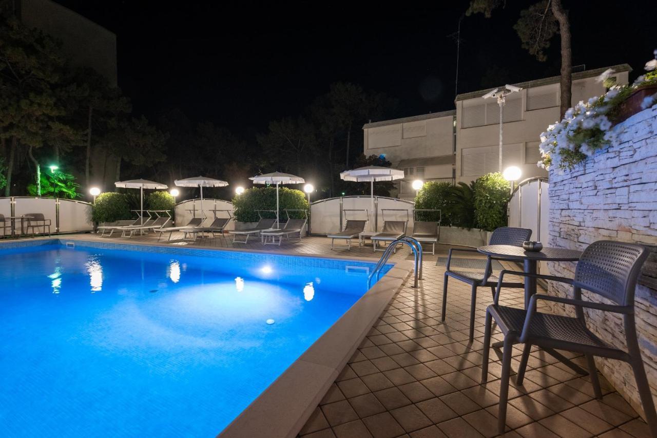 Hotel Croce Di Malta Lignano Sabbiadoro Bagian luar foto