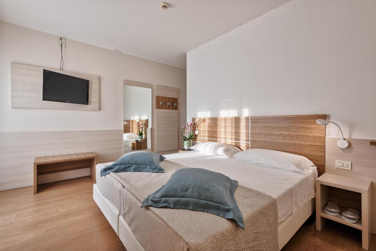 Hotel Croce Di Malta Lignano Sabbiadoro Bagian luar foto