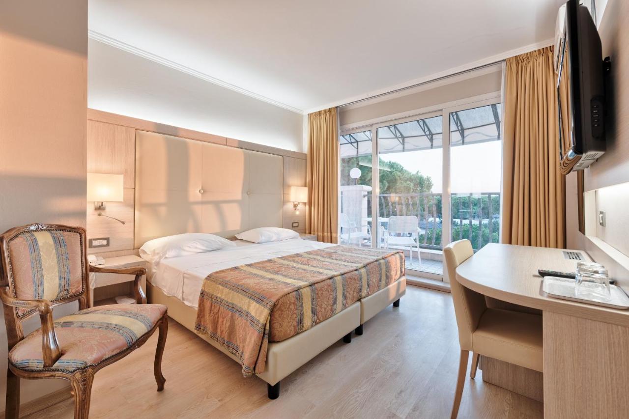 Hotel Croce Di Malta Lignano Sabbiadoro Bagian luar foto