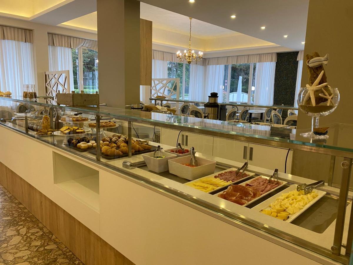 Hotel Croce Di Malta Lignano Sabbiadoro Bagian luar foto