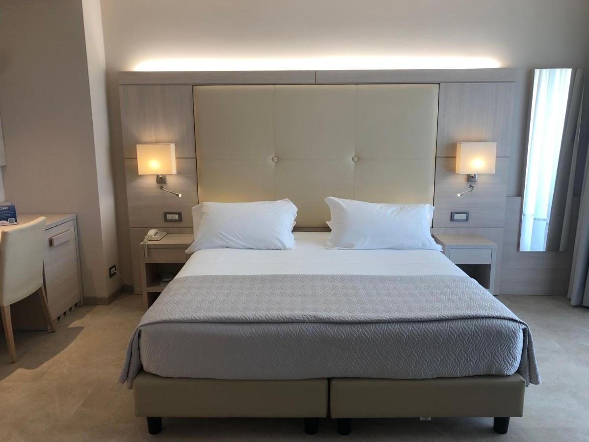 Hotel Croce Di Malta Lignano Sabbiadoro Bagian luar foto
