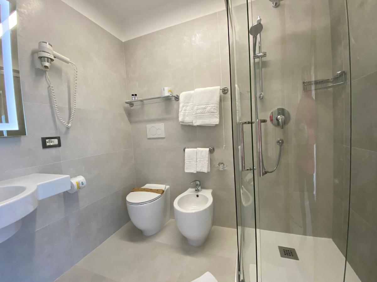 Hotel Croce Di Malta Lignano Sabbiadoro Bagian luar foto