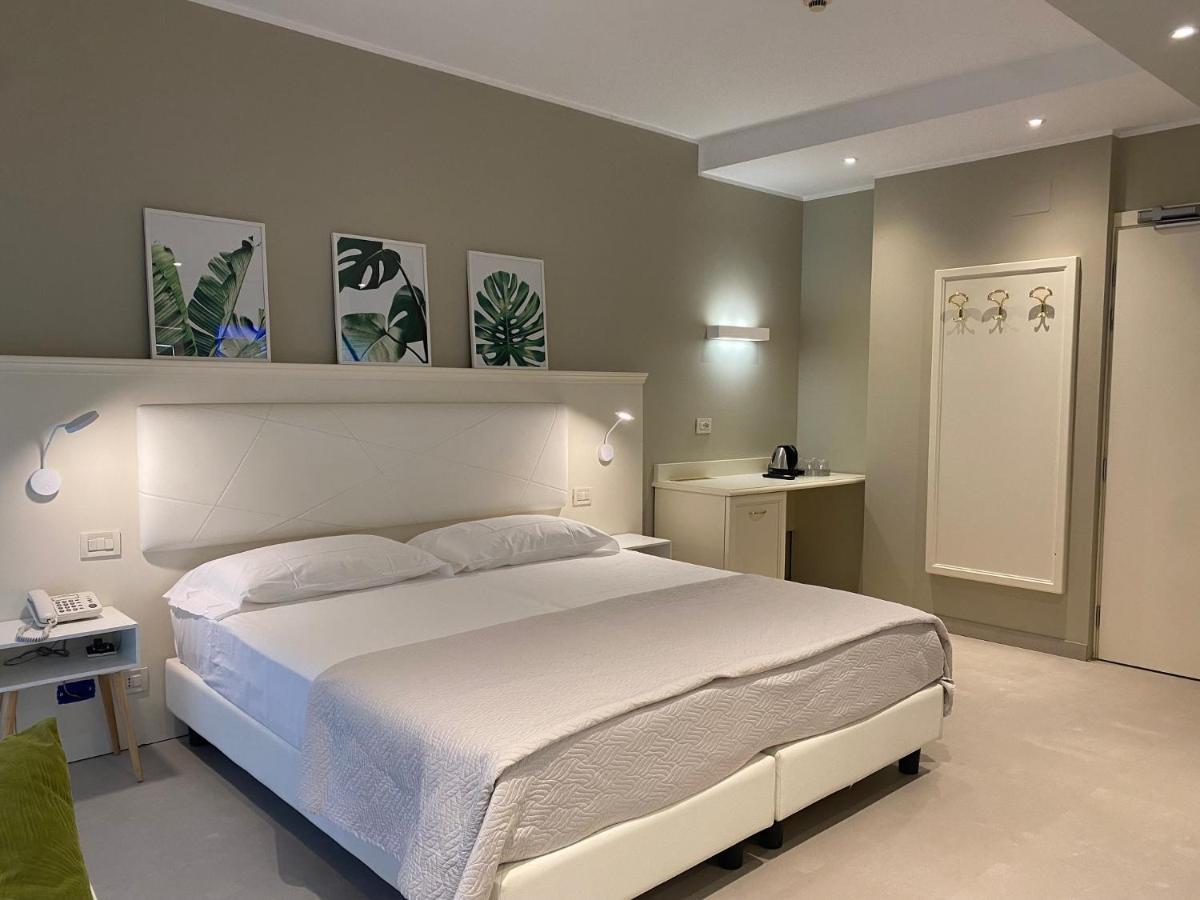 Hotel Croce Di Malta Lignano Sabbiadoro Bagian luar foto