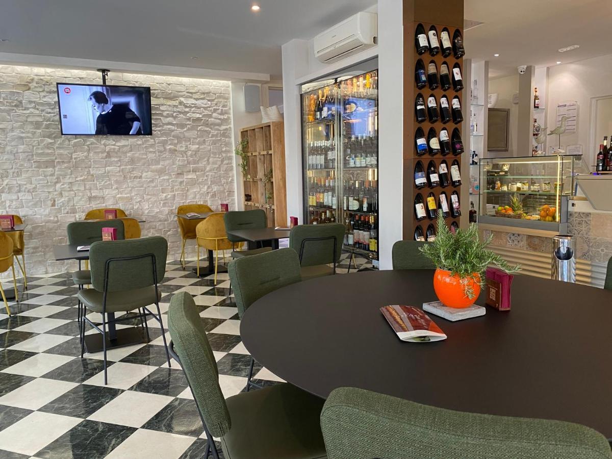 Hotel Croce Di Malta Lignano Sabbiadoro Bagian luar foto