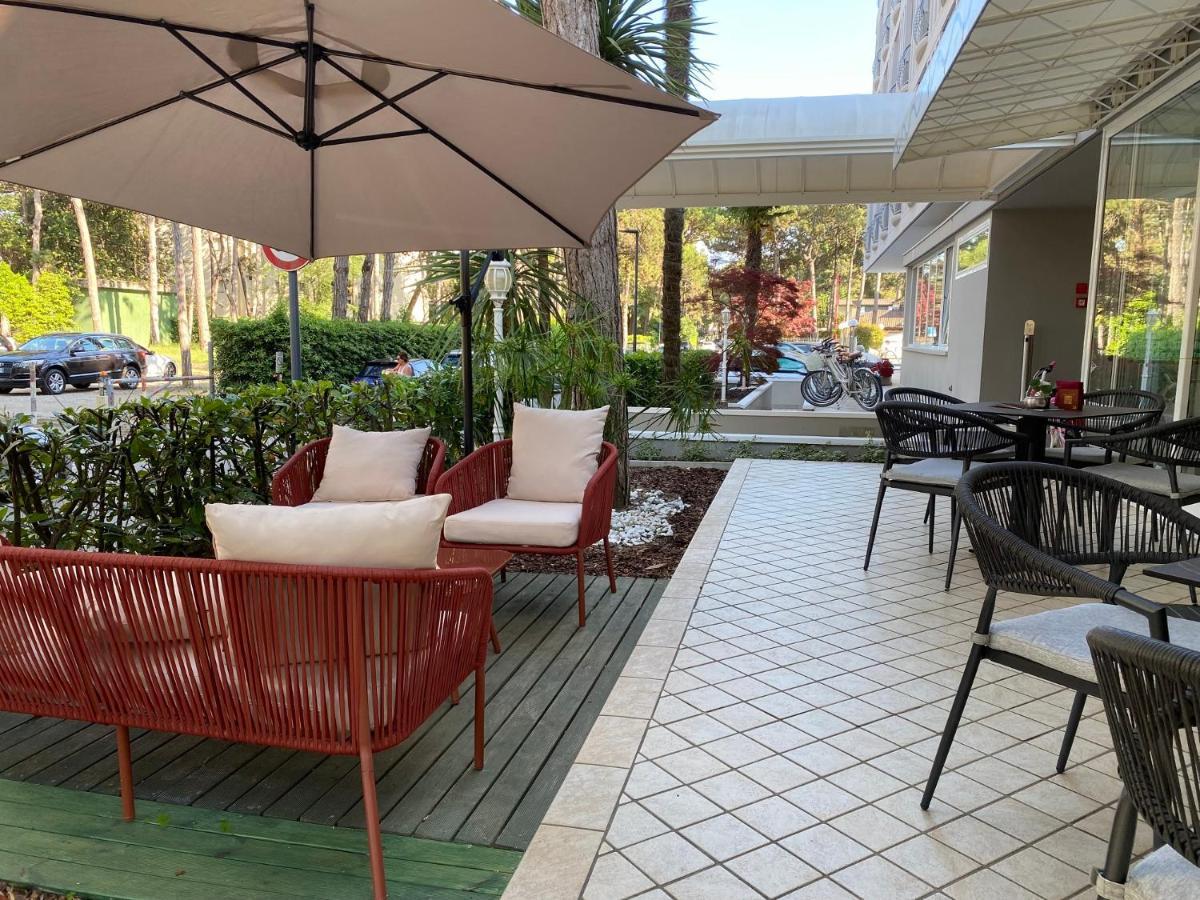 Hotel Croce Di Malta Lignano Sabbiadoro Bagian luar foto