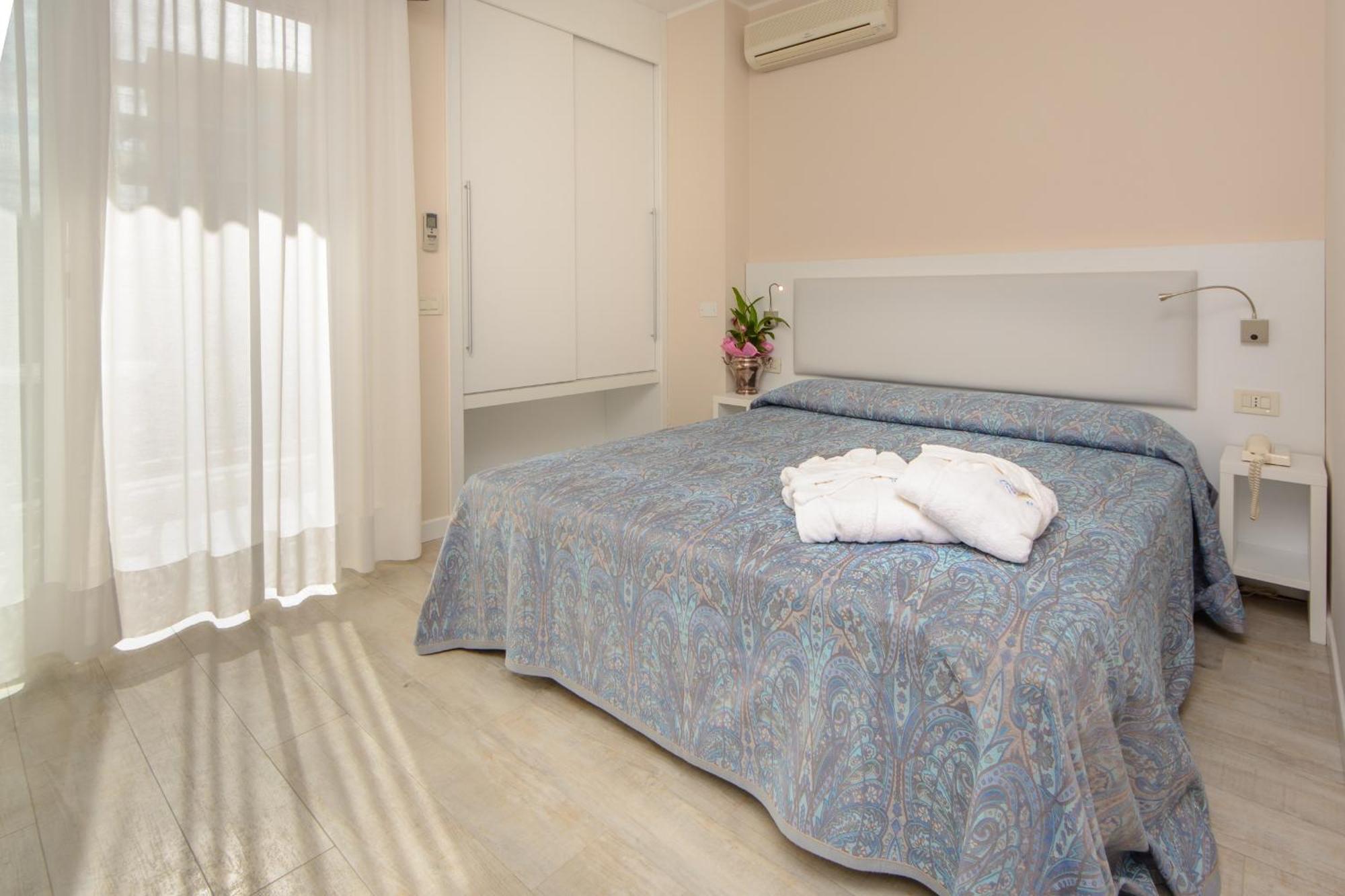 Hotel Croce Di Malta Lignano Sabbiadoro Ruang foto