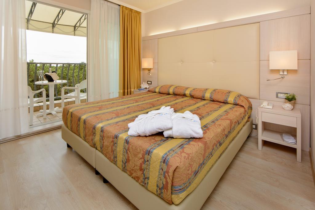 Hotel Croce Di Malta Lignano Sabbiadoro Bagian luar foto