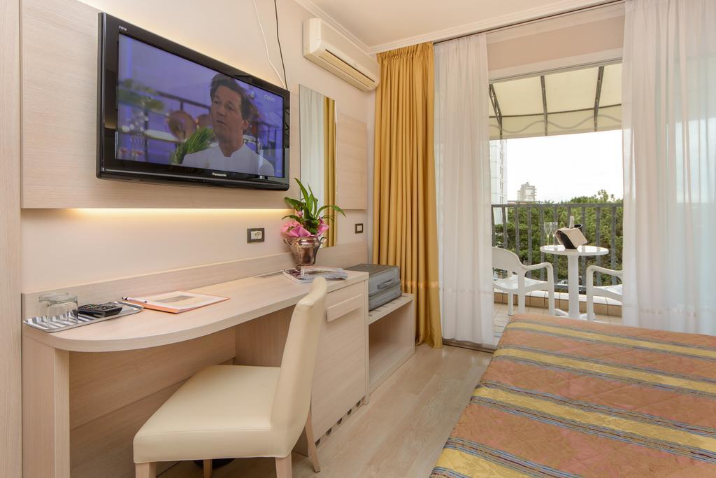 Hotel Croce Di Malta Lignano Sabbiadoro Bagian luar foto
