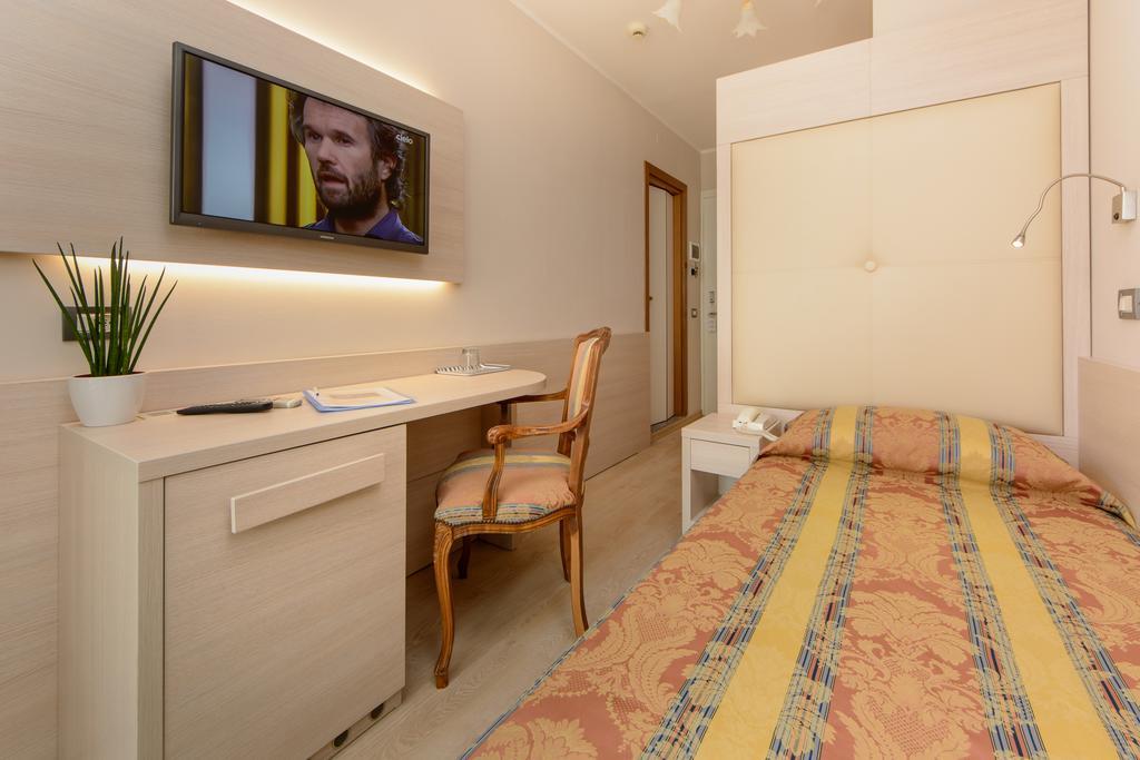 Hotel Croce Di Malta Lignano Sabbiadoro Bagian luar foto