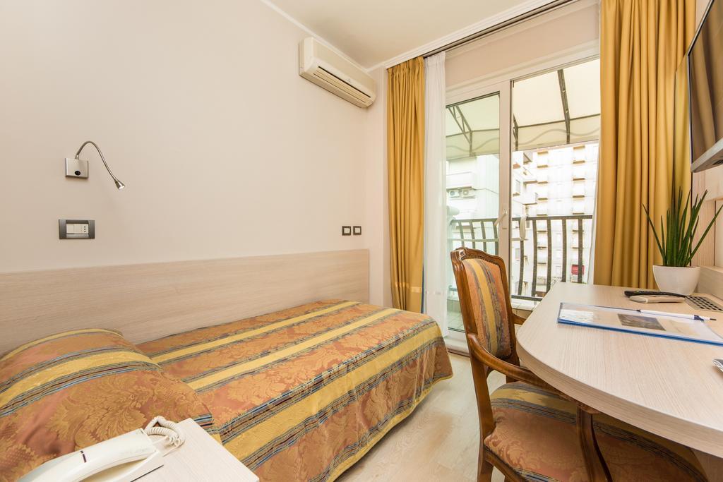 Hotel Croce Di Malta Lignano Sabbiadoro Bagian luar foto