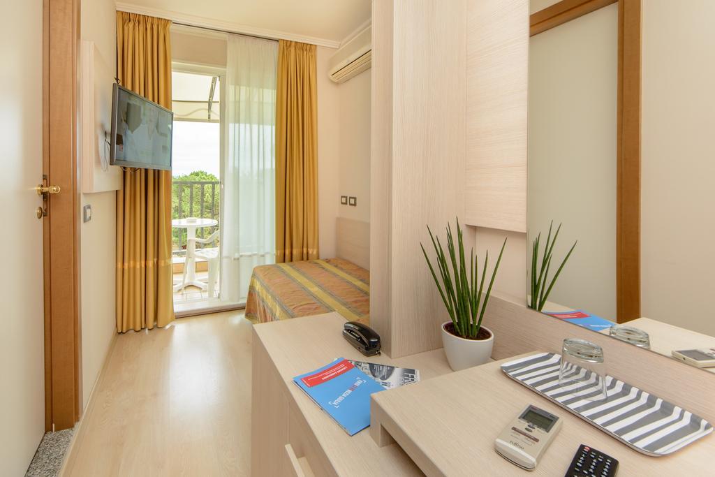 Hotel Croce Di Malta Lignano Sabbiadoro Bagian luar foto