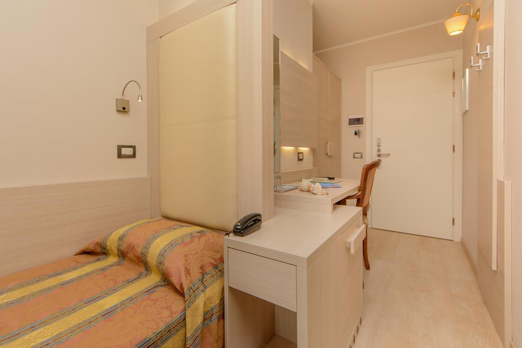 Hotel Croce Di Malta Lignano Sabbiadoro Bagian luar foto