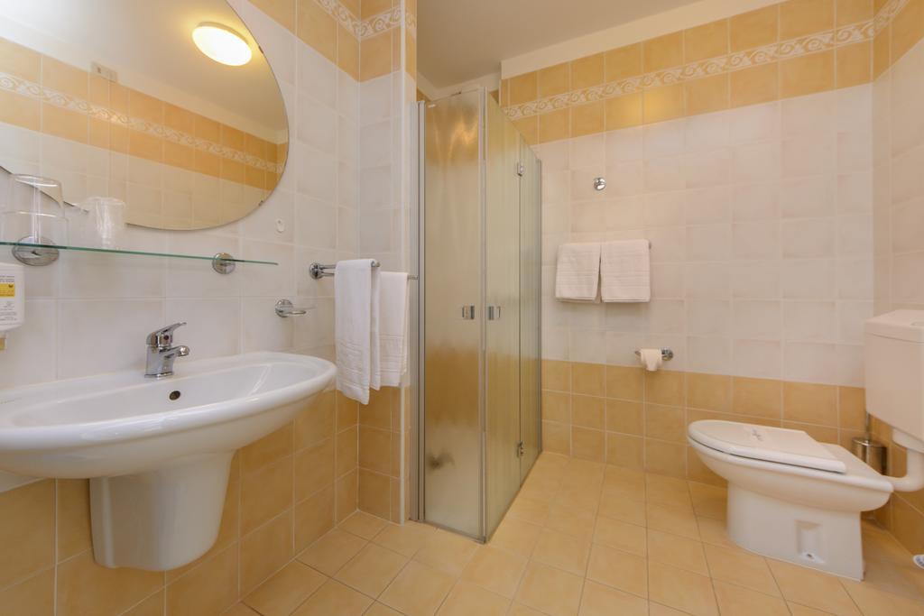 Hotel Croce Di Malta Lignano Sabbiadoro Bagian luar foto