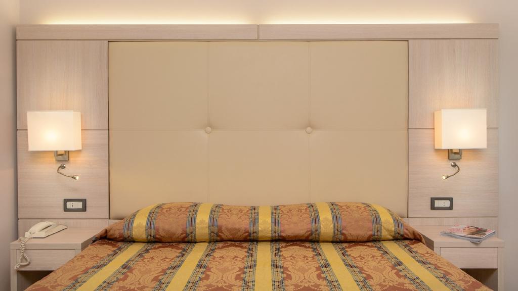 Hotel Croce Di Malta Lignano Sabbiadoro Bagian luar foto