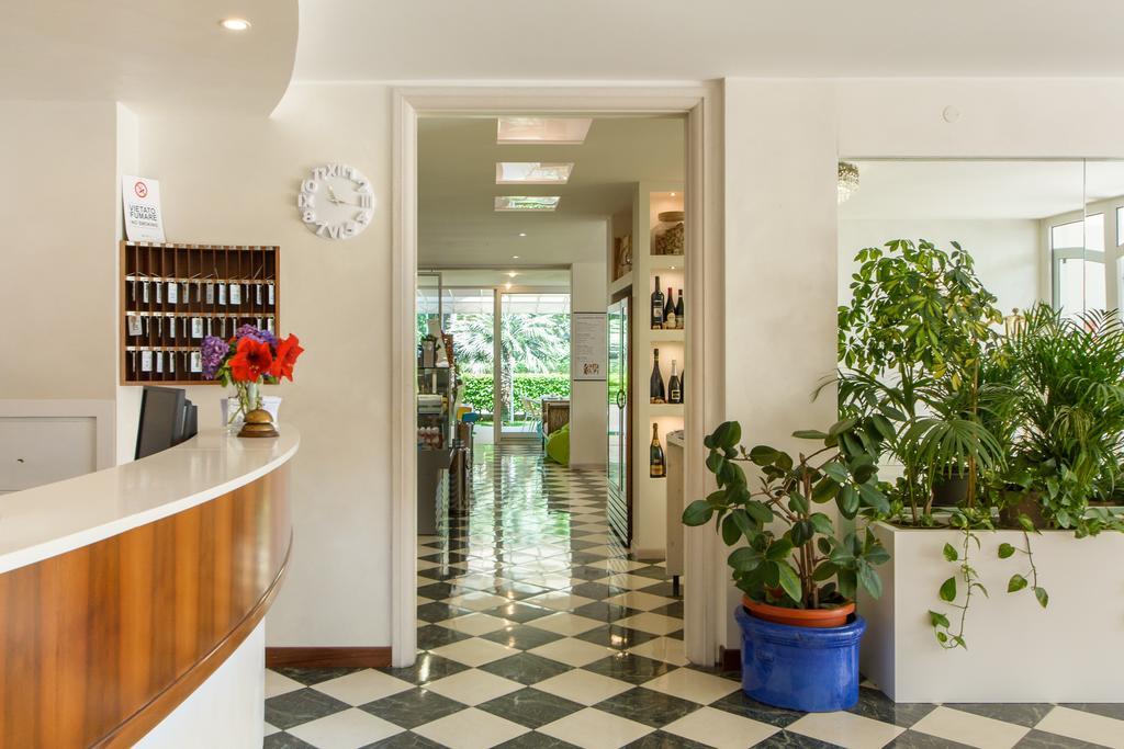 Hotel Croce Di Malta Lignano Sabbiadoro Bagian luar foto