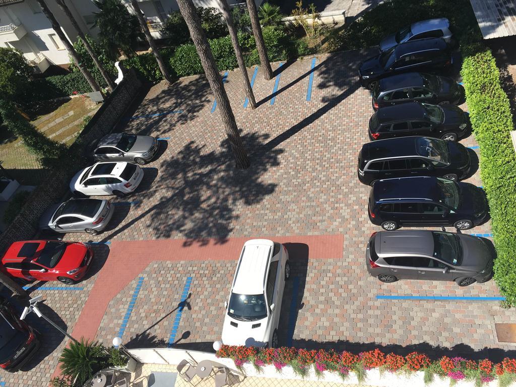 Hotel Croce Di Malta Lignano Sabbiadoro Bagian luar foto