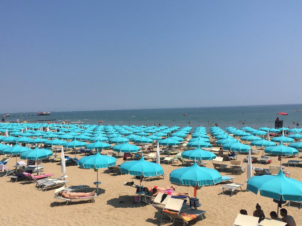 Hotel Croce Di Malta Lignano Sabbiadoro Bagian luar foto