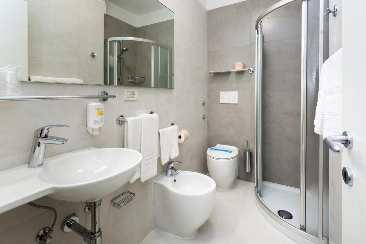 Hotel Croce Di Malta Lignano Sabbiadoro Bagian luar foto