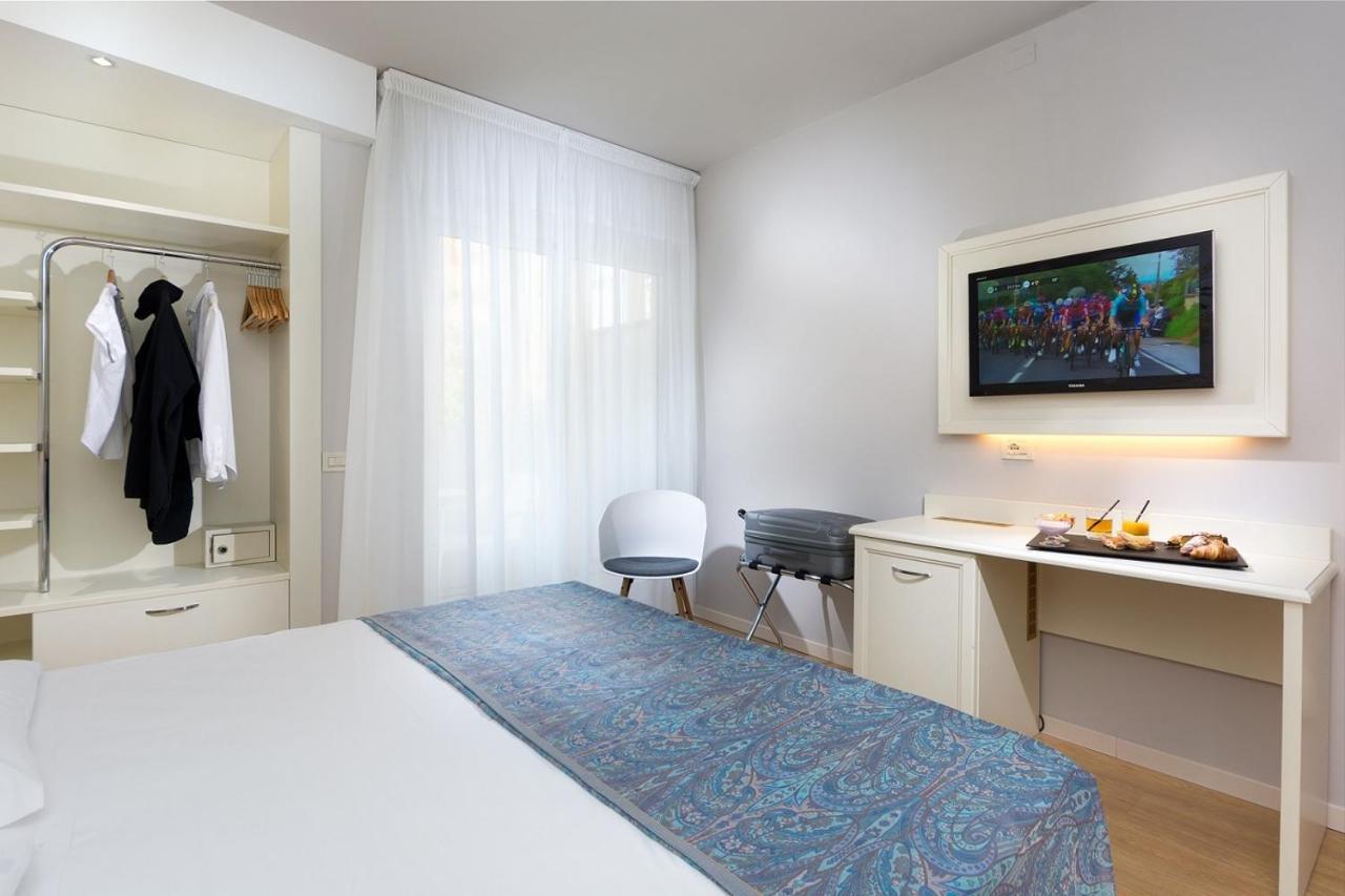 Hotel Croce Di Malta Lignano Sabbiadoro Bagian luar foto