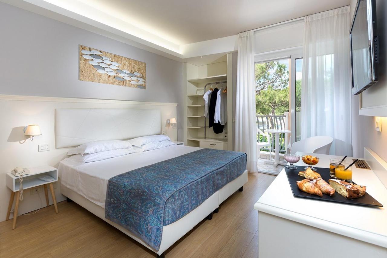 Hotel Croce Di Malta Lignano Sabbiadoro Bagian luar foto